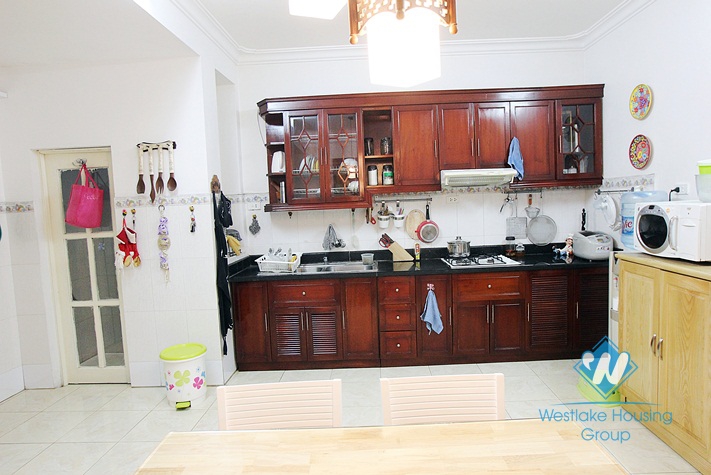 Cheap house for rent in Nghi Tam area, Tay Ho, Ha Noi
